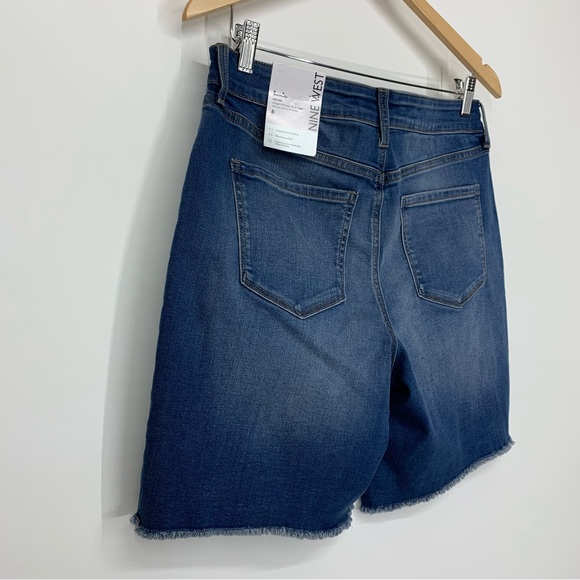 Nine West Mid Rise Bermuda Medium Wash Jean Shorts With Raw Fringe Hem New Nwt - Picture 6 of 16